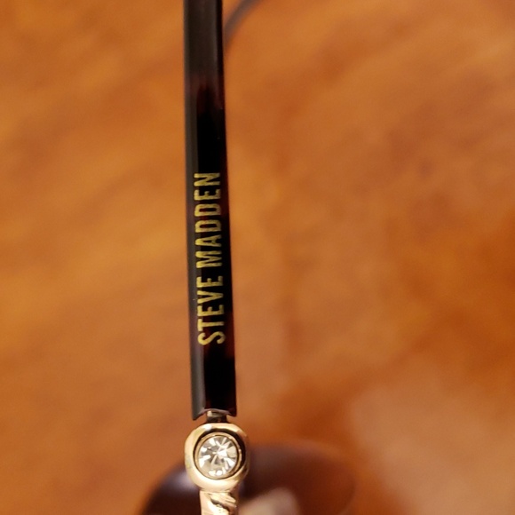 Steve Madden Aviator Sunglasses - Picture 3 of 6